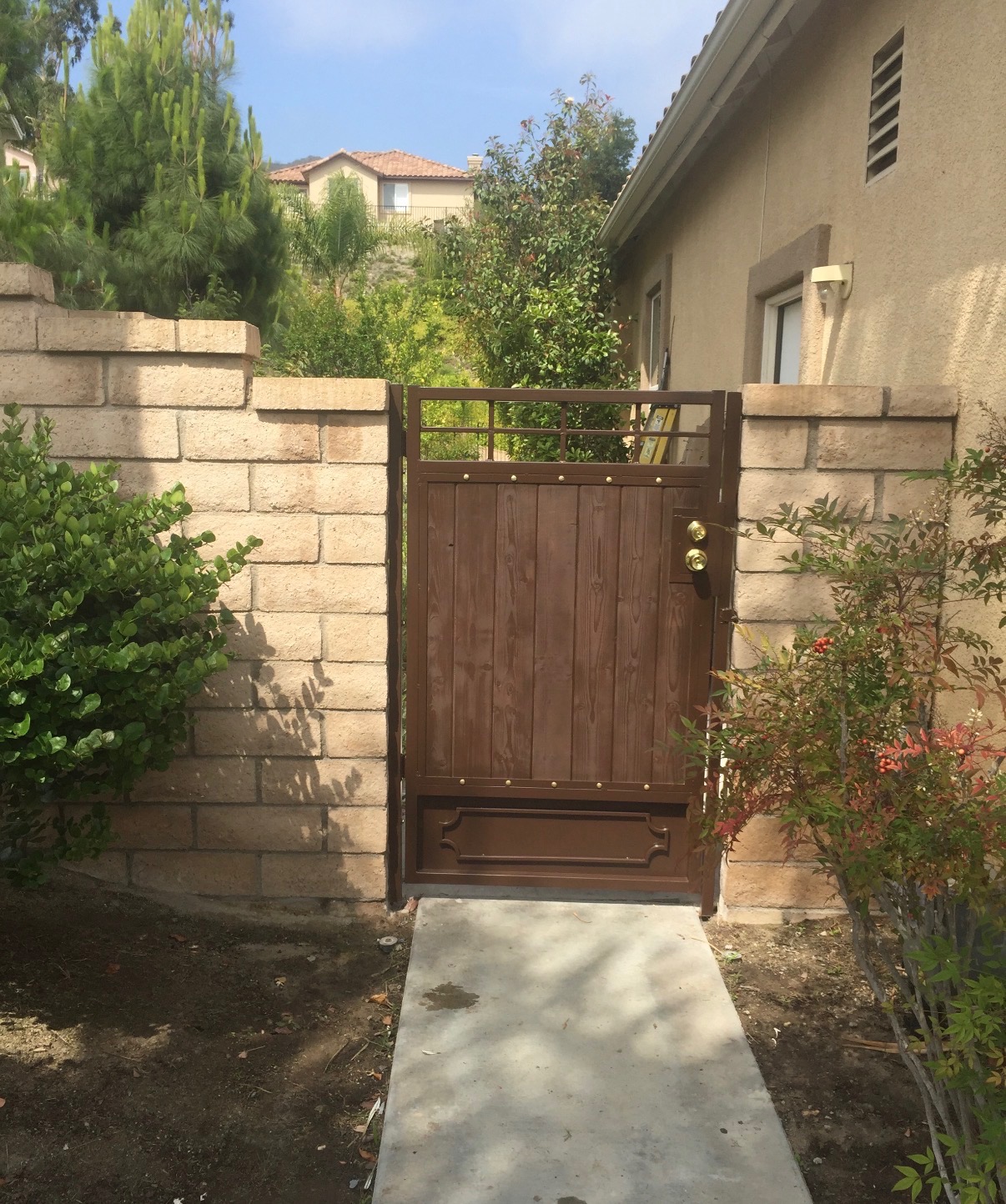 Solid wood side gate with iron frame